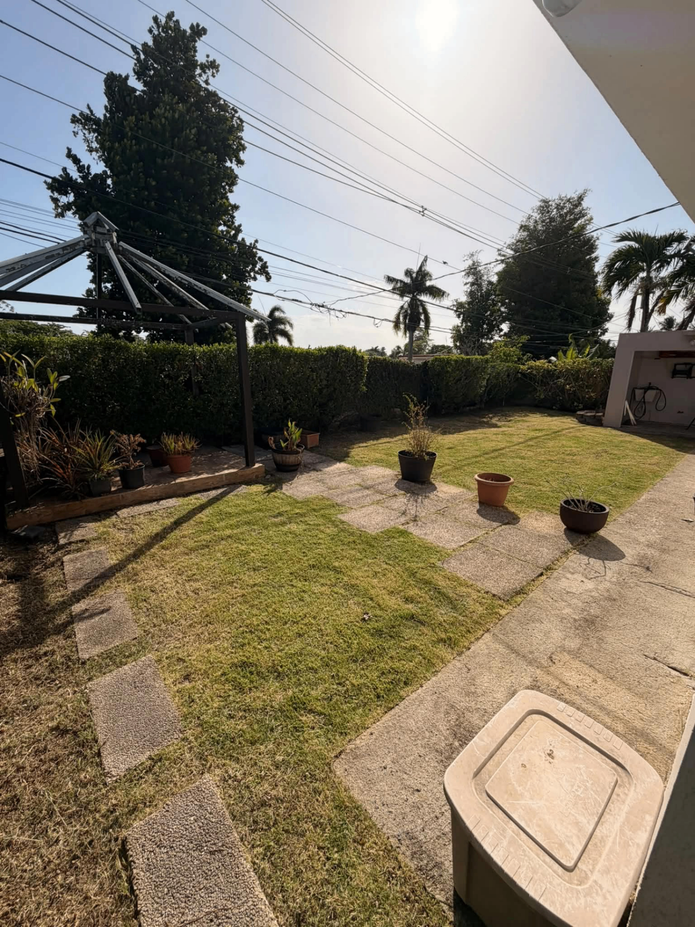 Patio trasero bien mantenido en Puerto Rico